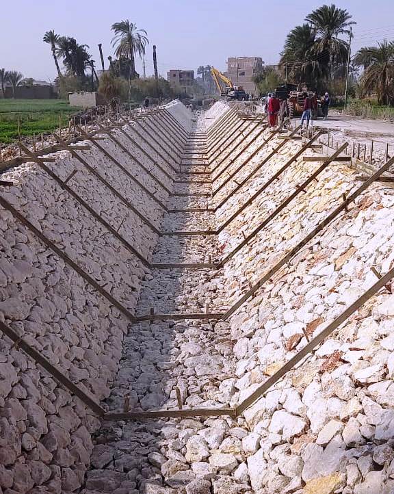 تبطين ترعة القرية بالمراغة (2) (1)