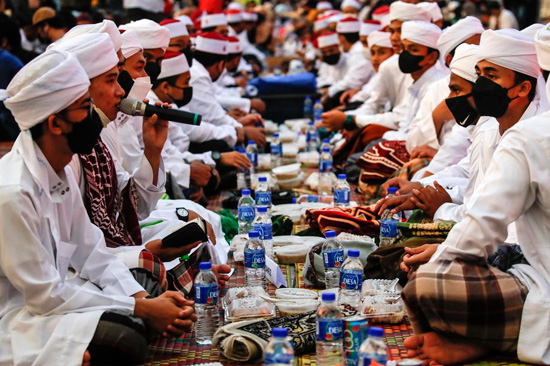 المسلمون الماليزيون يتلون القرآن  وقت الإفطار