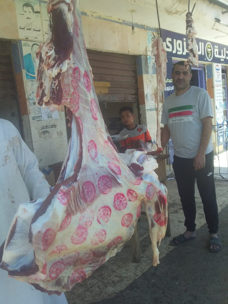 التأكد من سلامة اللحوم لدى جزاري كفر الشيخ
