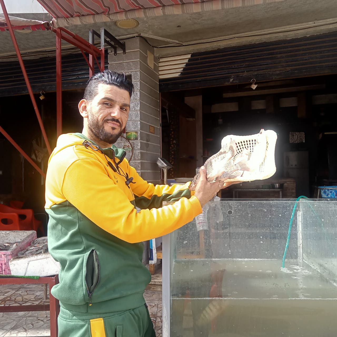 بورى من 40 لـ60 جنيها وبلطى بـ25 وجمبرى بـ100جولة داخل سوق الأسماك فى كفر الشيخ