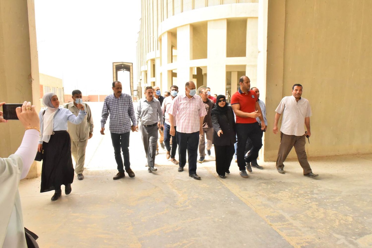 محافظ أسيوط يتابع أعمال توريد القمح بصوامع عرب العوامر (7)