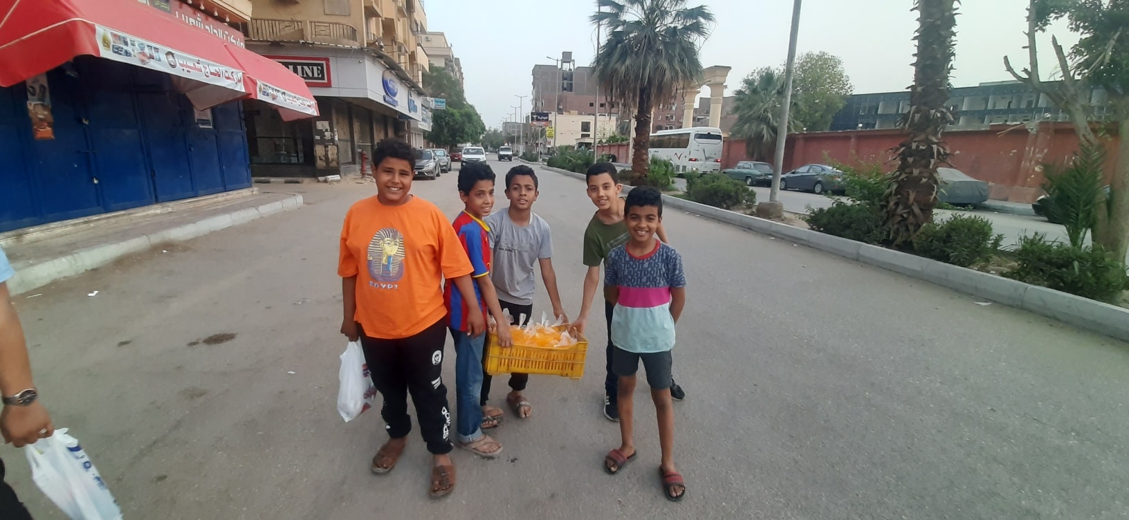 أطفال الإفطار على أهالى الأقصر يوزعون العصائر على الطريق
