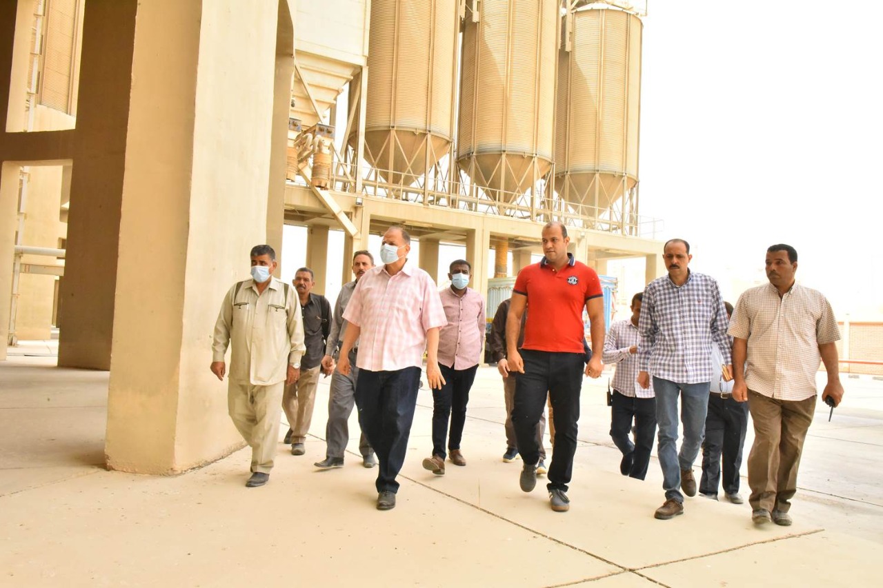 محافظ أسيوط يتابع أعمال توريد القمح بصوامع عرب العوامر (4)