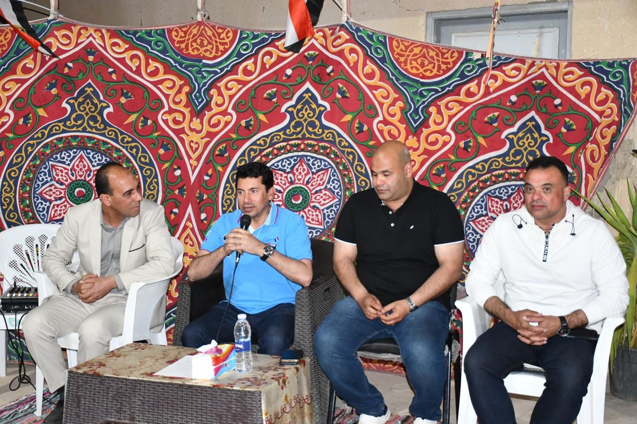 الدكتور أشرف صبحي يعقد لقاءً حوارياً مفتوح مع شباب الواحات البحرية (3)
