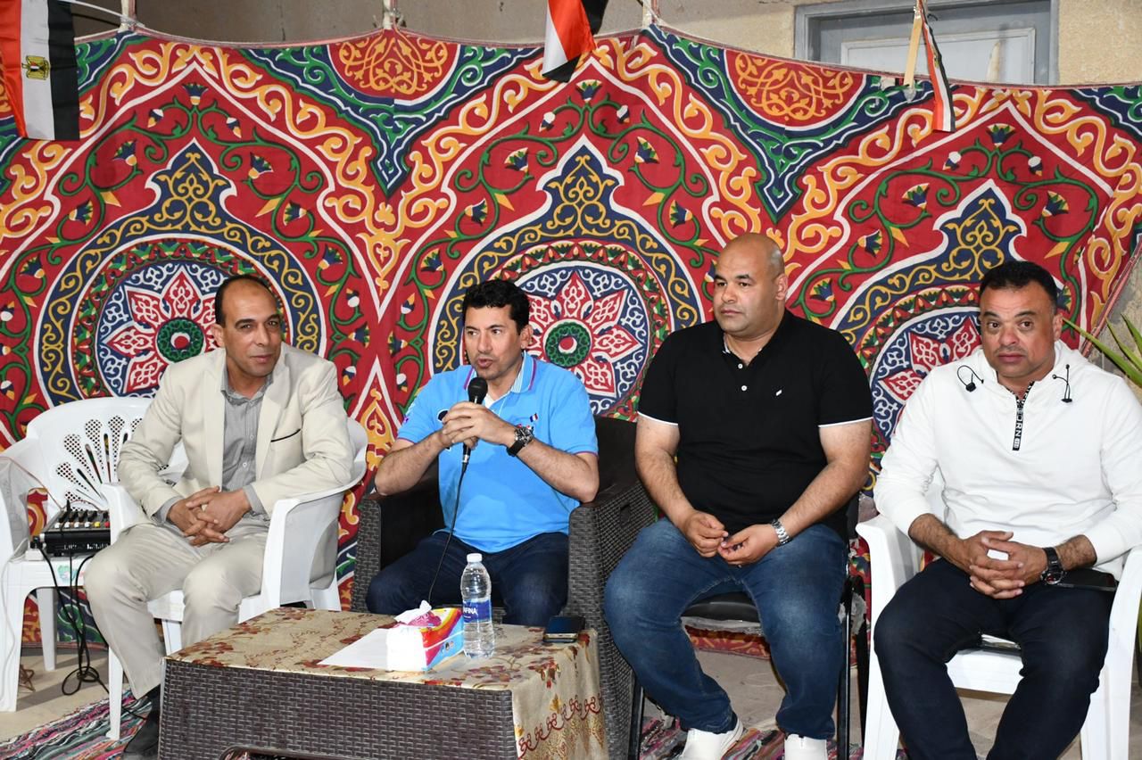 الدكتور أشرف صبحي يعقد لقاءً حوارياً مفتوح مع شباب الواحات البحرية (2)