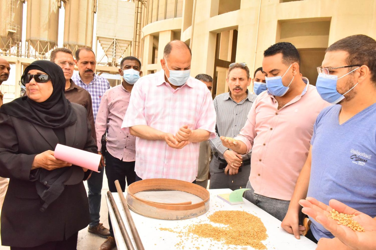 محافظ أسيوط يتابع أعمال توريد القمح بصوامع عرب العوامر (1)