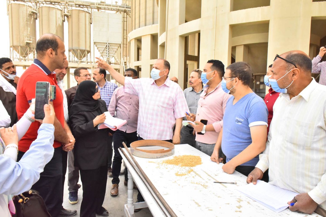 محافظ أسيوط يتابع أعمال توريد القمح بصوامع عرب العوامر (14)
