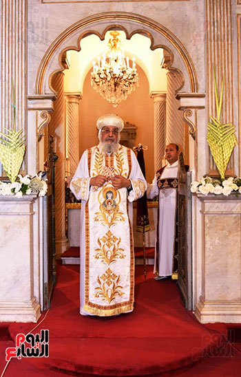 البابا امام الهيكل