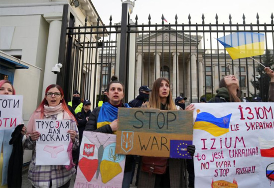 أشخاص يشاركون في مظاهرة مناهضة لروسيا خارج السفارة الروسية في وارسو بولندا
