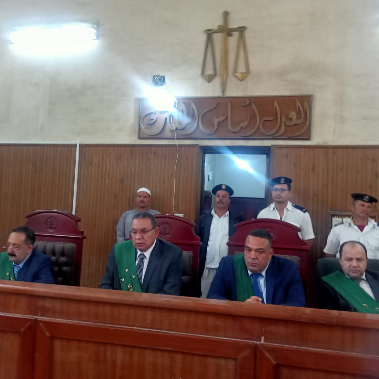 هيئة المحكمة اثناء محاكمة قاتل روان الحسيني بمحكمة جنايات فوه