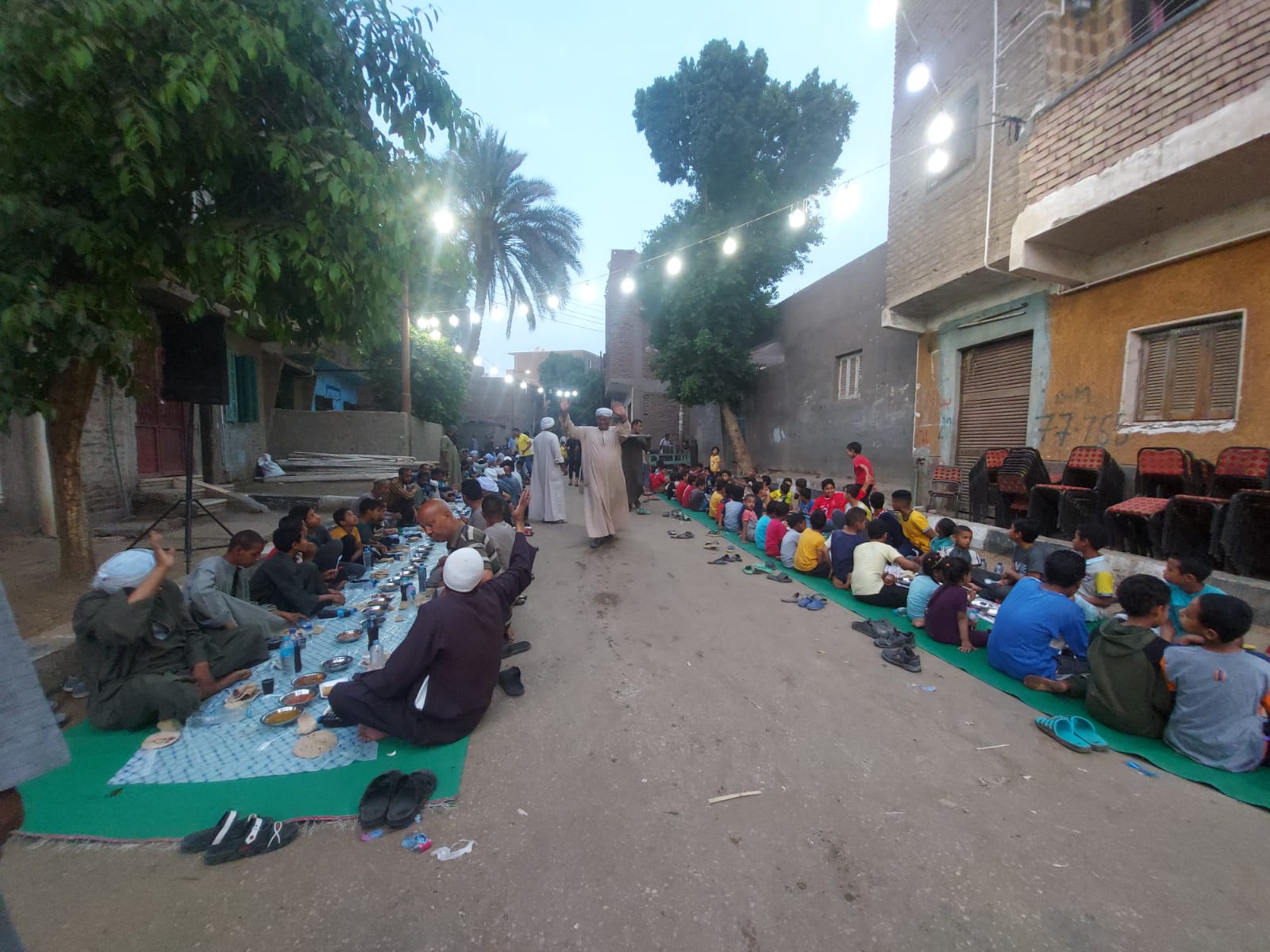 المئات من أهالى نجع السمانين بالأقصر ينظمون حفل الإفطار الجماعى  (5)