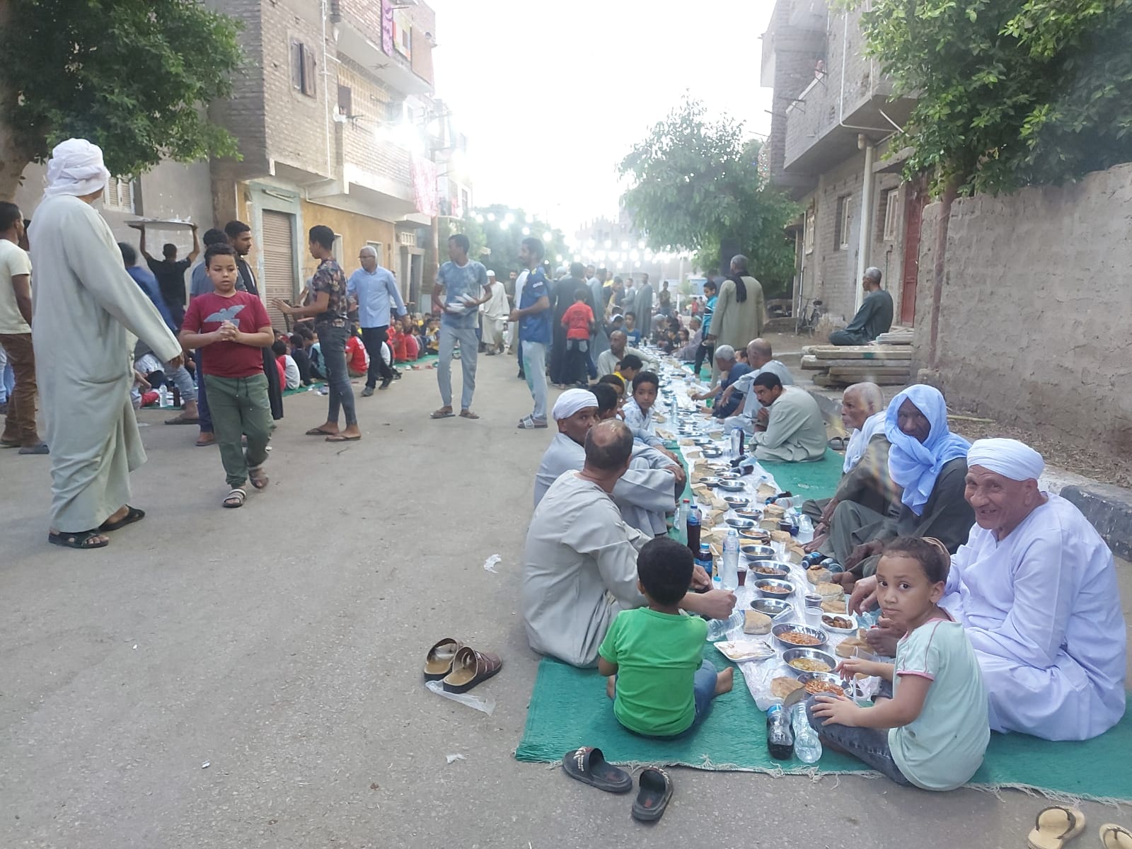 المئات من أهالى نجع السمانين بالأقصر ينظمون حفل الإفطار الجماعى  (4)