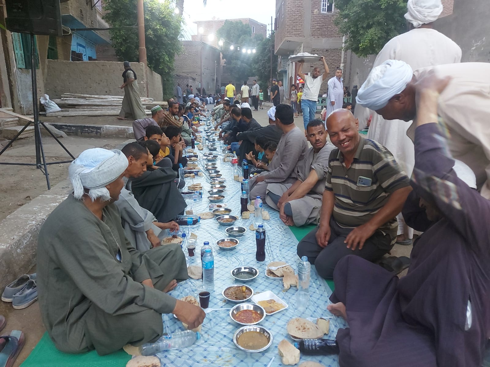 المئات من أهالى نجع السمانين بالأقصر ينظمون حفل الإفطار الجماعى  (9)