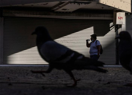 معاناة الإنسان والطيور من ارتفاع درجات الحرارة وسط مدينة لوس أنجلوس
