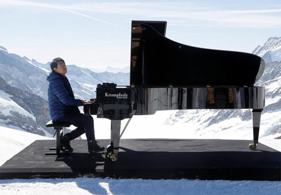عازف البيانو لانغ لانغ يؤدي في يونجفراوجوتش سويسرا