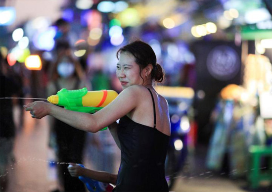الناس يلعبون بالماء أثناء احتفالهم خلال عطلة سونغكران التي تصادف رأس السنة التايلاندية الجديدة في بانكوك