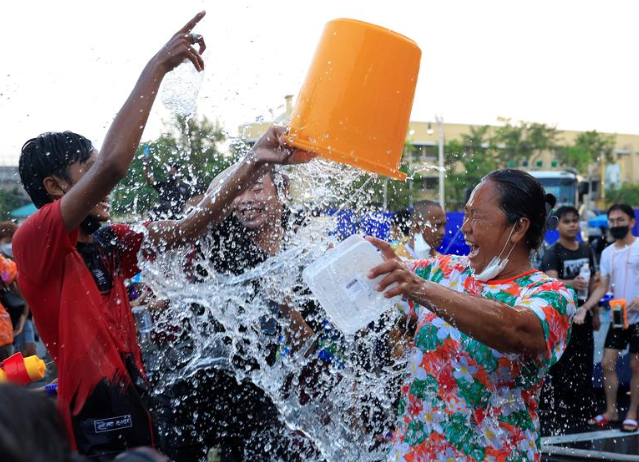 الناس يلعبون بالماء أثناء احتفالهم خلال عطلة سونجكران في بانكو