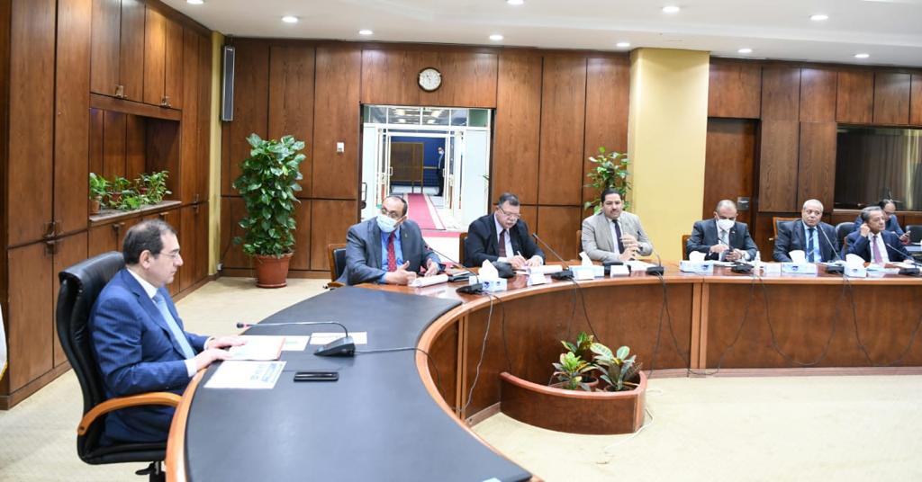 وزير البترول خلال الاجتماع