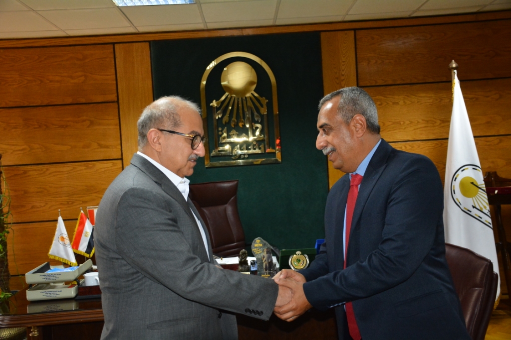 رئيس جامعة أسيوط يستقبل نظيره لجامعة أبين اليمنية لبحث سبل التعاون (16)