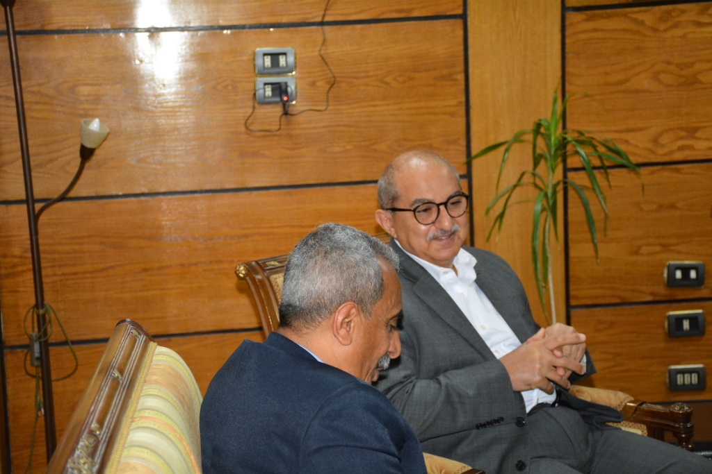 رئيس جامعة أسيوط يستقبل نظيره لجامعة أبين اليمنية لبحث سبل التعاون (8)