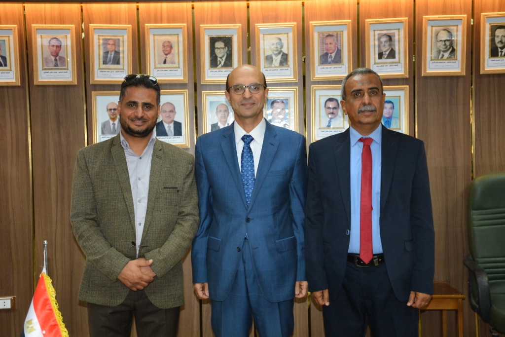 رئيس جامعة أسيوط يستقبل نظيره لجامعة أبين اليمنية لبحث سبل التعاون (1)