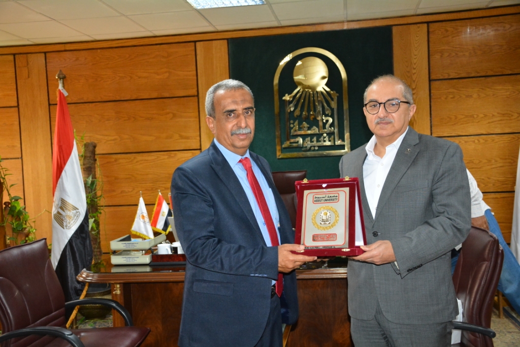رئيس جامعة أسيوط يستقبل نظيره لجامعة أبين اليمنية لبحث سبل التعاون (14)
