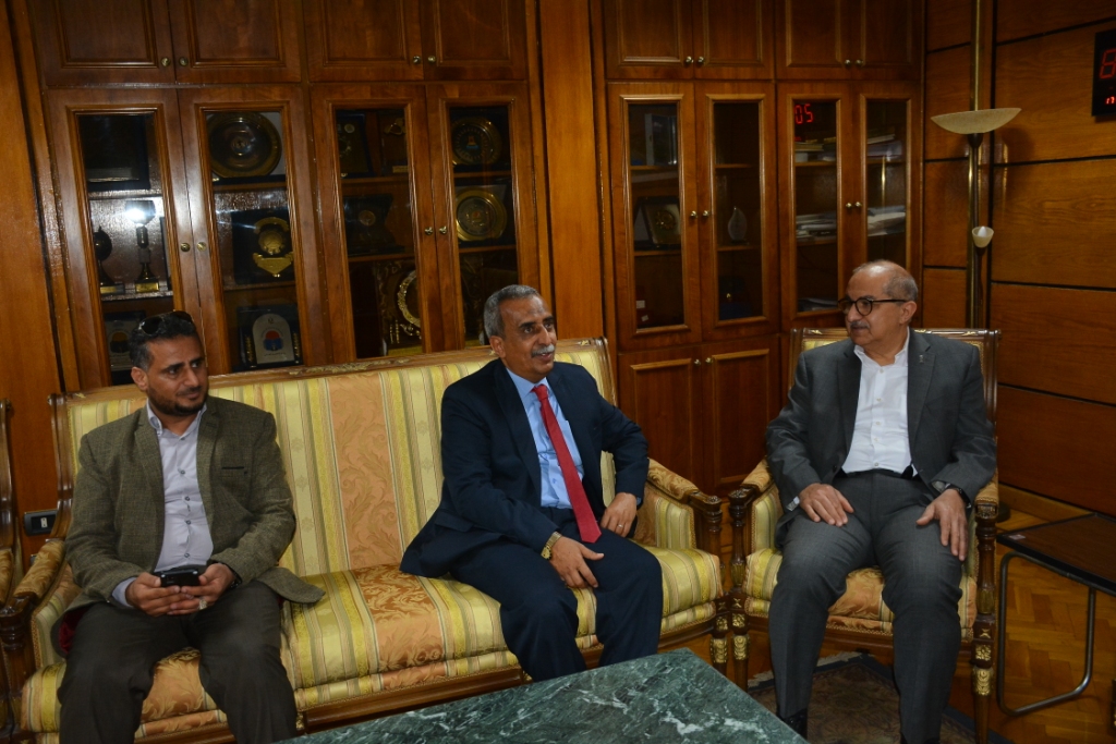 رئيس جامعة أسيوط يستقبل نظيره لجامعة أبين اليمنية لبحث سبل التعاون (2)