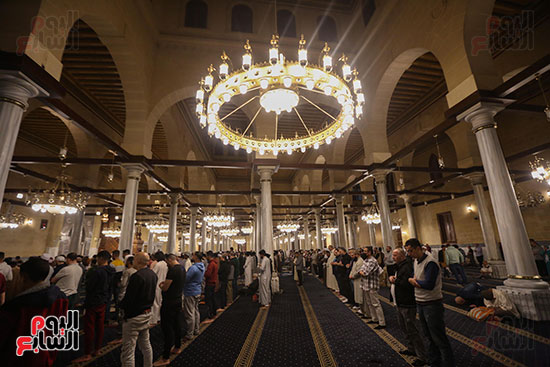 أول صلاة بمسجد الإمام الحسين بعد ترميمه (10)