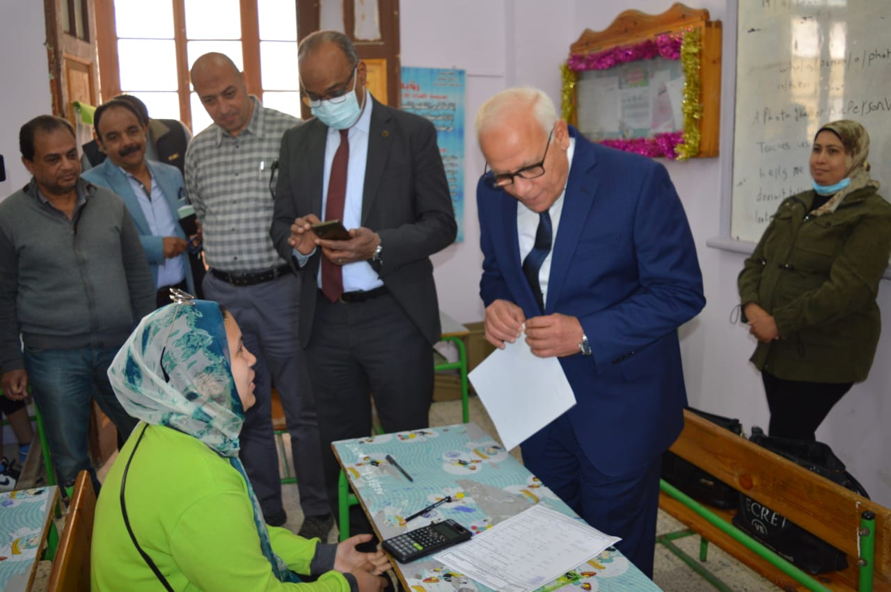 محافظ بورسعيد يتابع سير الامتحان التجريبى البابل شيت فى مادة الجبر للإعدادية (3)