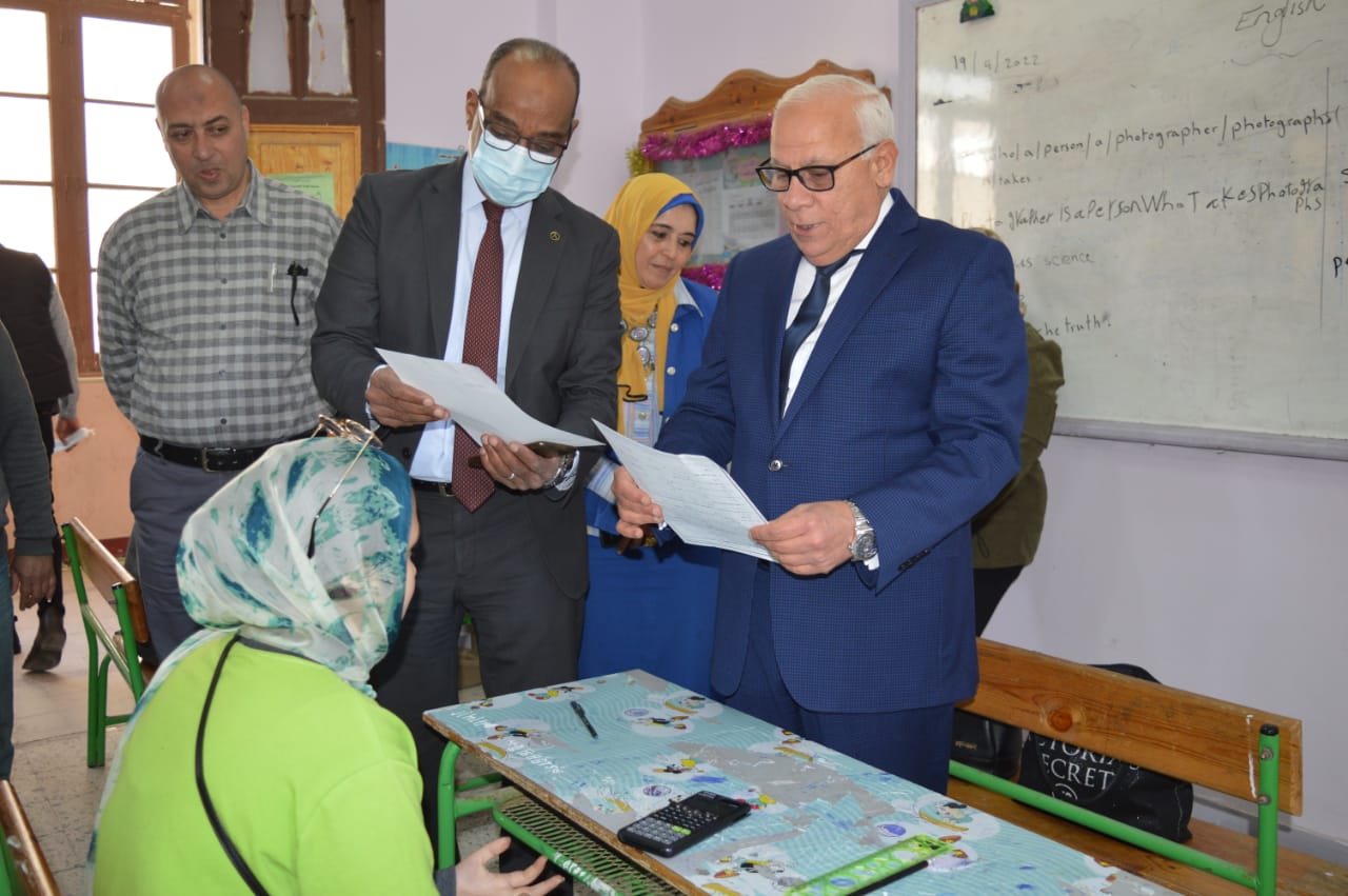 محافظ بورسعيد يتابع سير الامتحان التجريبى البابل شيت فى مادة الجبر للإعدادية (2)