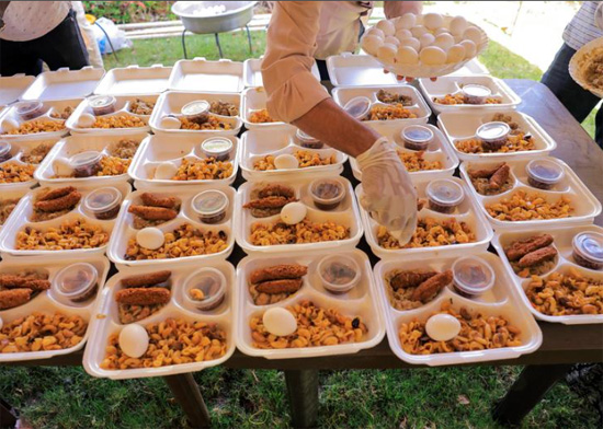 متطوعون يحضرون الطعام في الخرطوم السودان