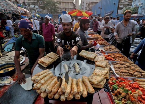 جبات الإفطار خلال شهر رمضان في أحد الشوارع المزدحمة في مومباي الهند