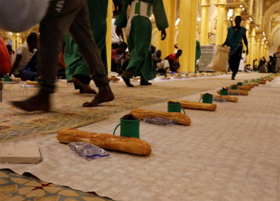 المؤمنون ينتظرون إفطار المسلمين خلال شهر رمضان فى السنغال