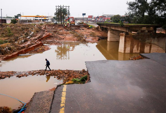 فيضان في أوملازي بالقرب من ديربان جنوب إفريقيا