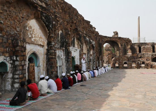 الصلاة على أنقاض مسجد فيروز شاه كوتلا في نيودلهي  الهند