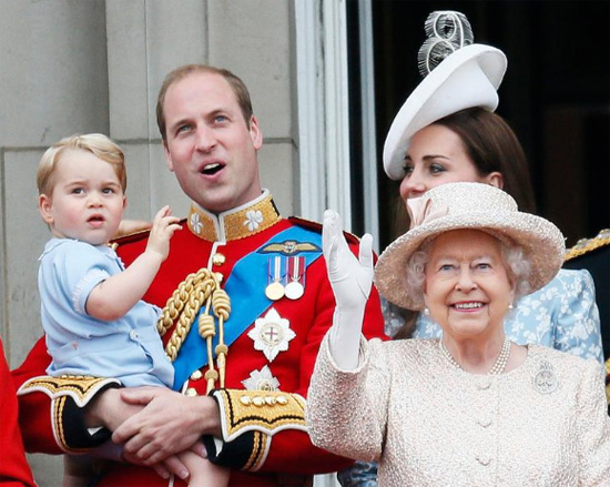 الأمير وليام يحمل الأمير جورج وكاثرين بجوار الملكة إليزابيث