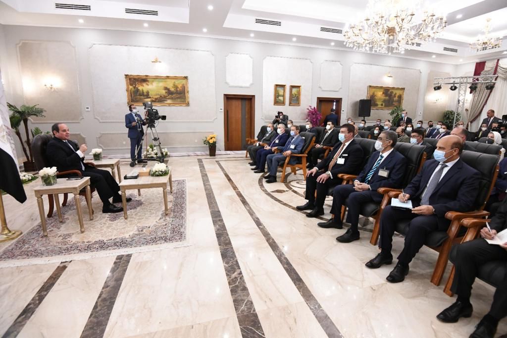 الرئيس السيسى يعقد لقاء موسعا مع الصحفيين والإعلاميين بعد جولته فى توشكى (2)
