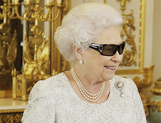 الملكة إليزابيث تشاهد معاينة لرسالة عيد الميلاد  بالنظارات ثلاثية الأبعاد