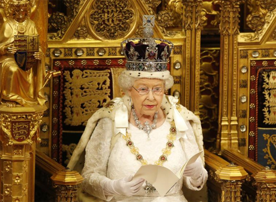 الملكة إليزابيث تقرأ خطاب الملكة خلال افتتاح الدولة للبرلمان في مجلس اللوردات