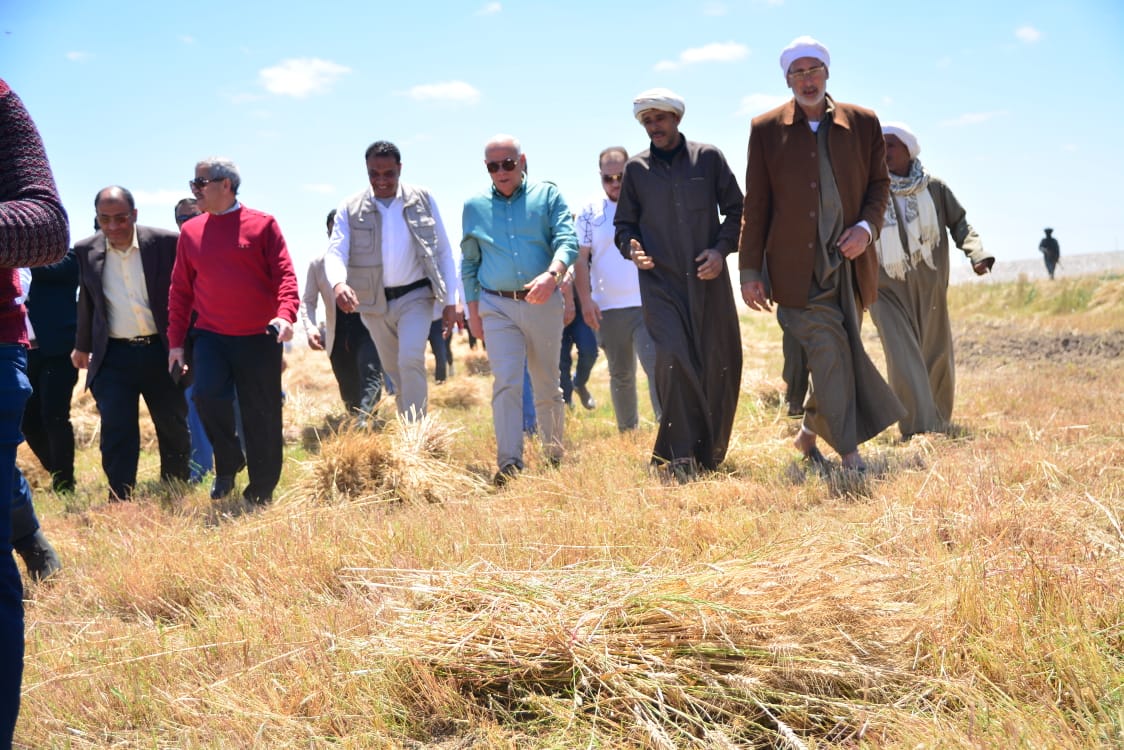محافظ بورسعيد مع اصحاب أراضى القمح بسهل الطينه