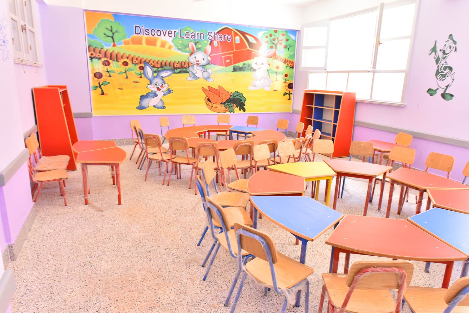محافظ أسيوط يفتتح مدرسة التجاريين الرسمية لغات بالمعلمين  (13)