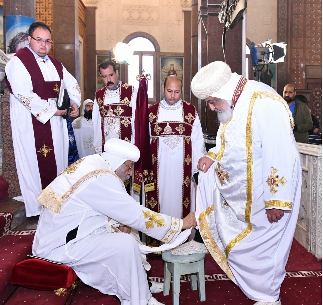 البابا تواضروس يغسل أرجلهم