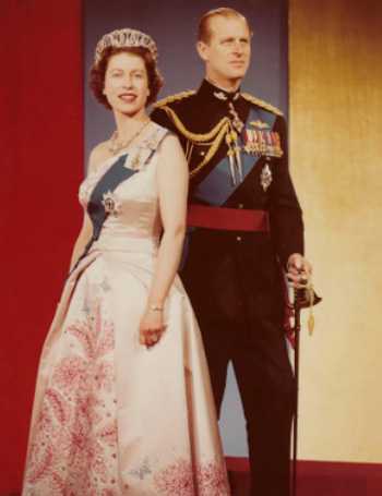 الملكة إليزابيث الثانية والأمير فيليب ، يرتديان زي العقيد الفخري لرئيس الفوج الملكي الكندي