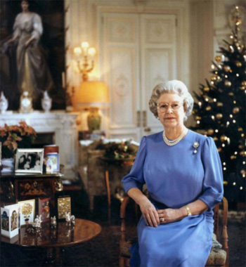 الملكة إليزابيث تسجل بث رسالتها المتلفزة بمناسبة عيد الميلاد في 25 ديسمبر 1996