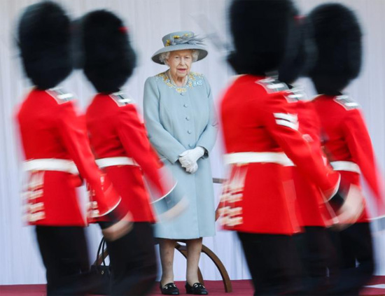 الملكة إليزابيث تحضر احتفالاً بعيد ميلادها الرسمي