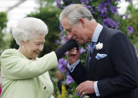 الأمير تشارلز يقبل يد والدته الملكة إليزابيث