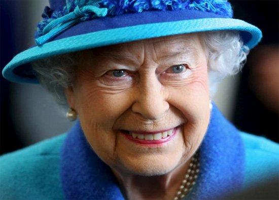 الملكة إليزابيث تزور النصب التذكاري الوطني للقلة في فولكستون بجنوب إنجلترا
