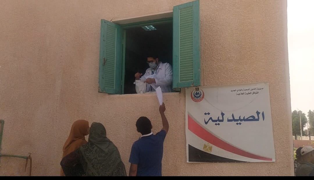 علاج236 حالة مرضية بقرية صنعاء ضمن قوافل حياه كريمة بالوادي الجديد (5)