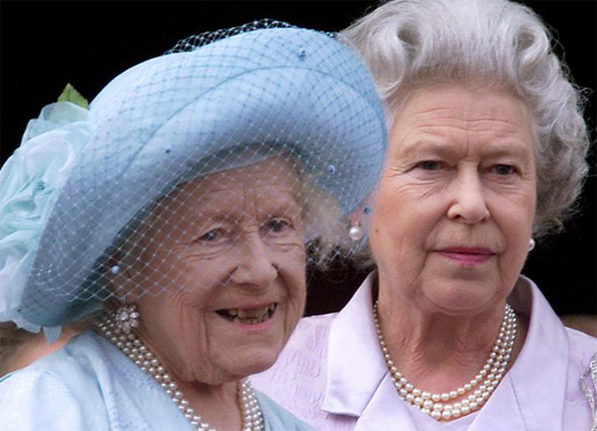 تحتفل الملكة إليزابيث الملكة الأم بعيد ميلادها المائة من شرفة قصر باكنجهام