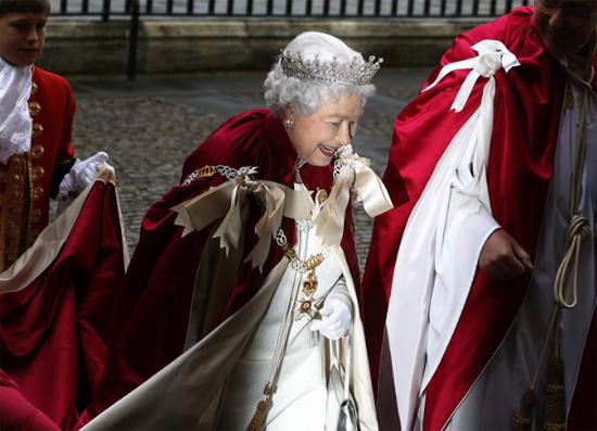 الملكة إليزابيث تصل لخدمة وسام الحمام في وستمنستر أبي في لندن